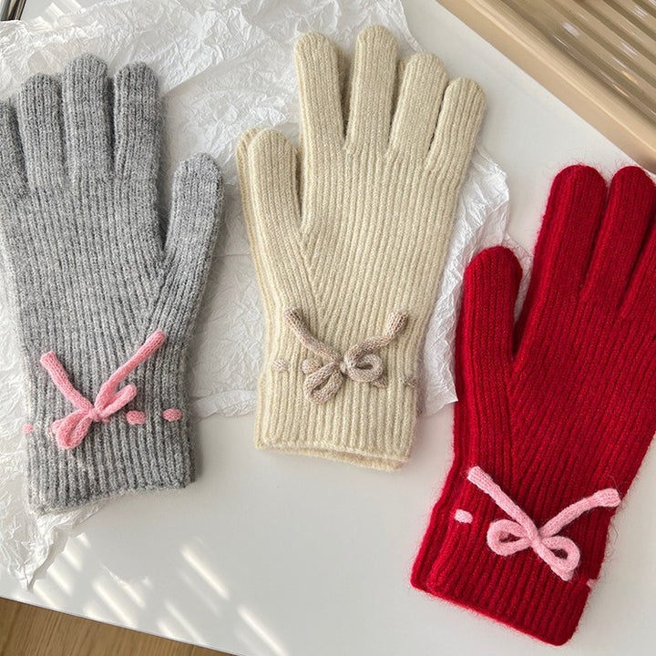 Pink ribbed knit gloves with bow