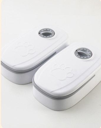 Timed pet feeder with dial and lid
