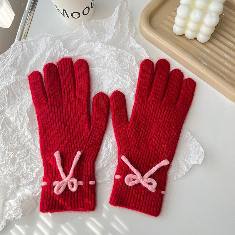 Pink ribbed knit gloves with bow