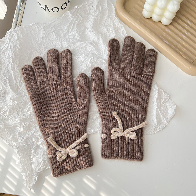 Pink ribbed knit gloves with bow