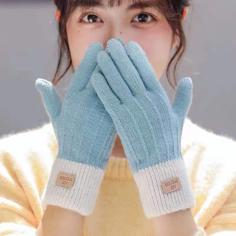 Brown knit gloves with contrast ribbed cuff